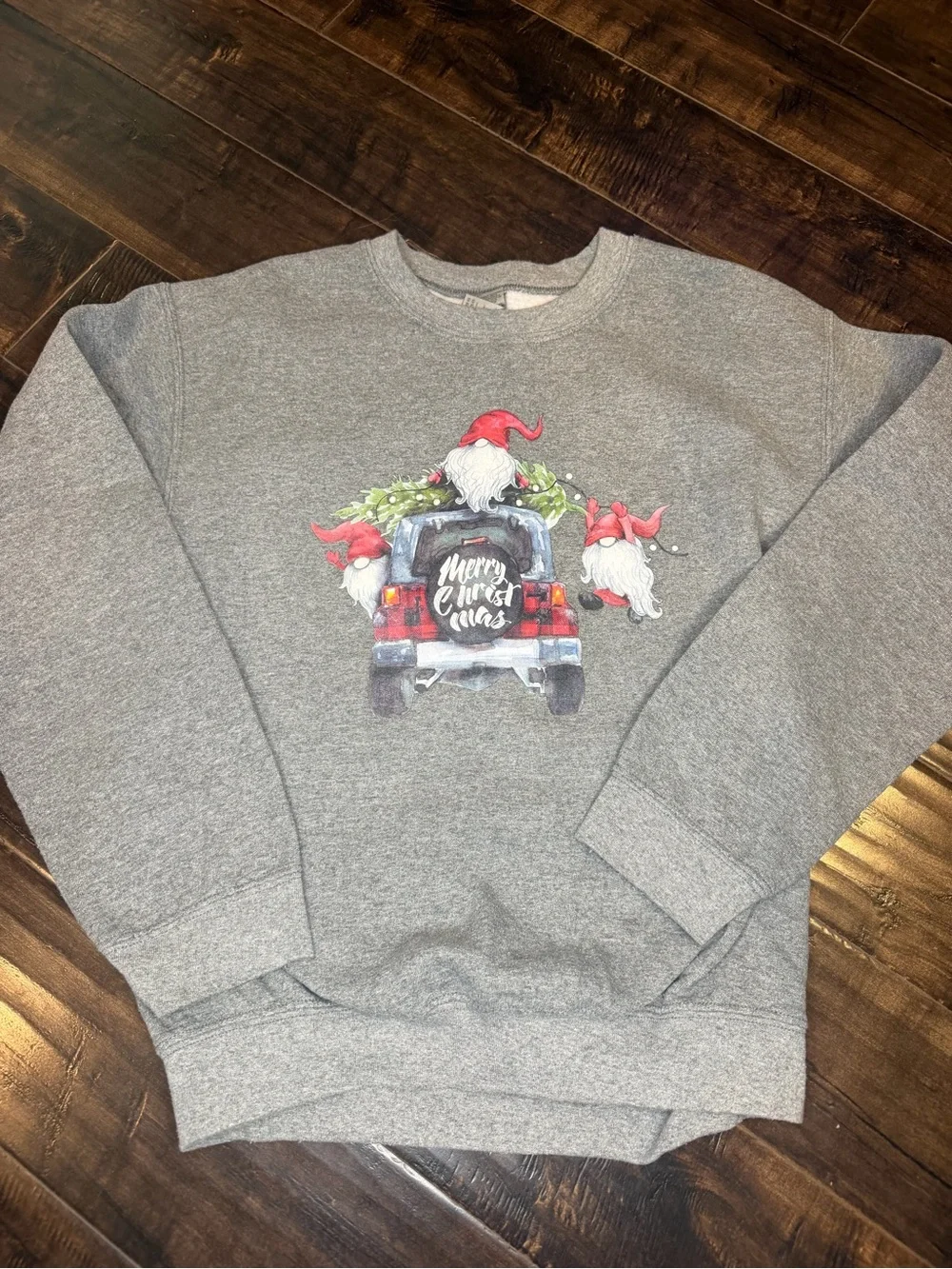 Gildan Christmas Gnomes Jeep Sweatshirt Small Grey Merry Christmas Plaid Truck